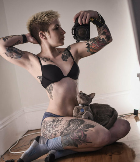小柄な黒檀のオンリーファンズ xxx 写真