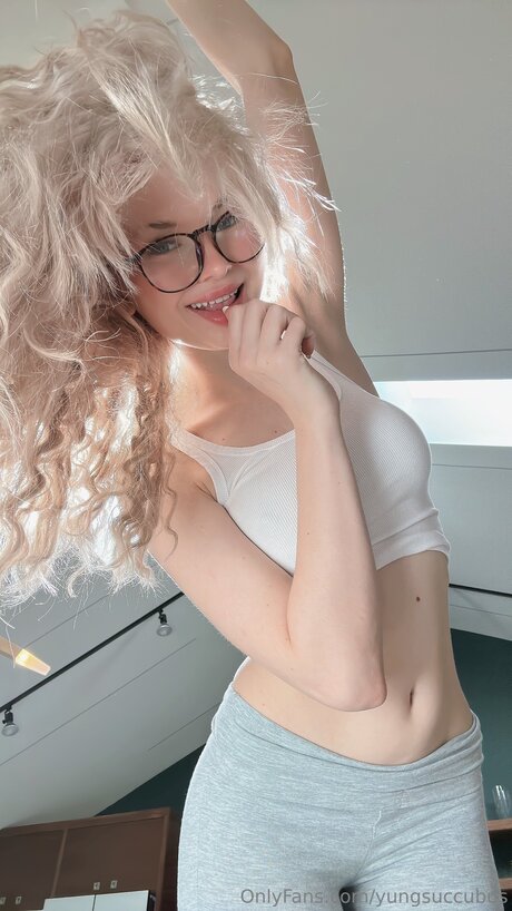 Yungsuccubus トップポルノスター 写真