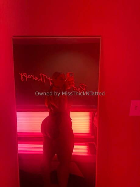 Miss Thick N Tatted ヌードのポルノスター 写真