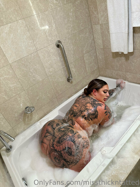 Miss Thick N Tatted 美しい女優 写真