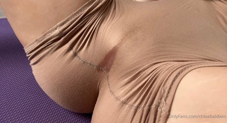 Chloe Baldwin ホットスター 写真