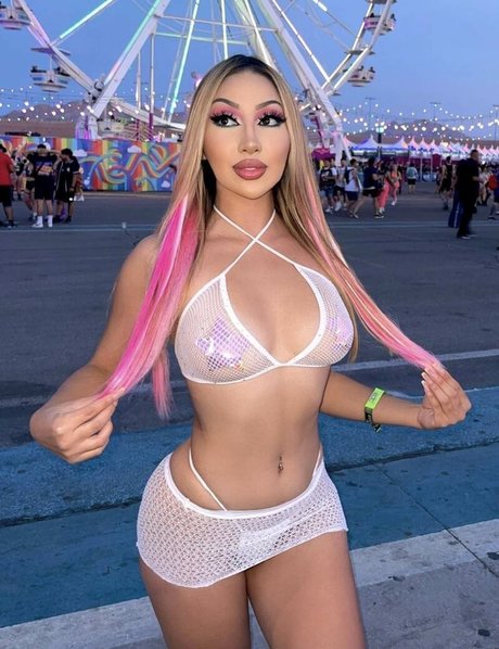 Sabrina Agarie アートスター 写真