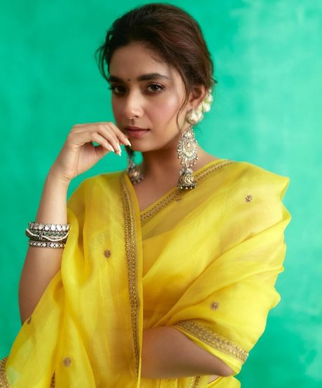 Keerthy Suresh ヌードモデル 写真