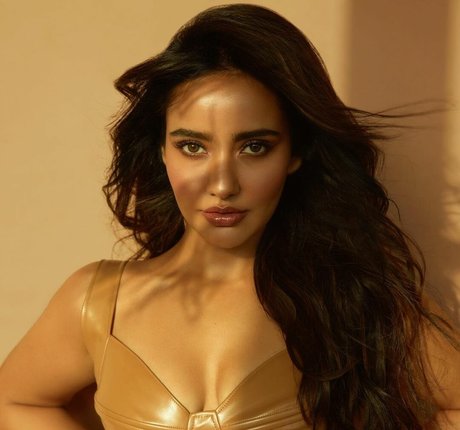 Neha Sharma 完璧なスター 写真