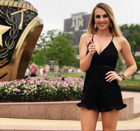 Emilee Atchley 独占スター 写真
