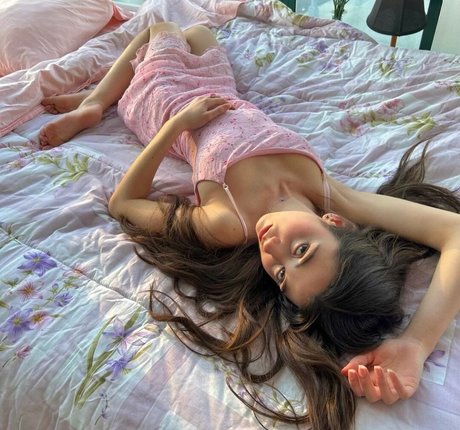 Mikaela Astel 裸のスター 画像