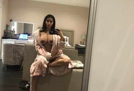 Preeti And Priya Young エロティックなスター 写真
