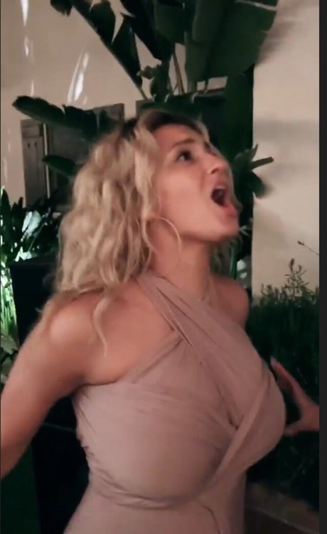 Tori Kelly 裸のポルノスター ギャラリー