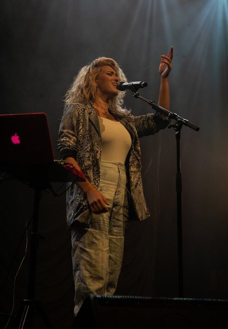 Tori Kelly トップスター 写真