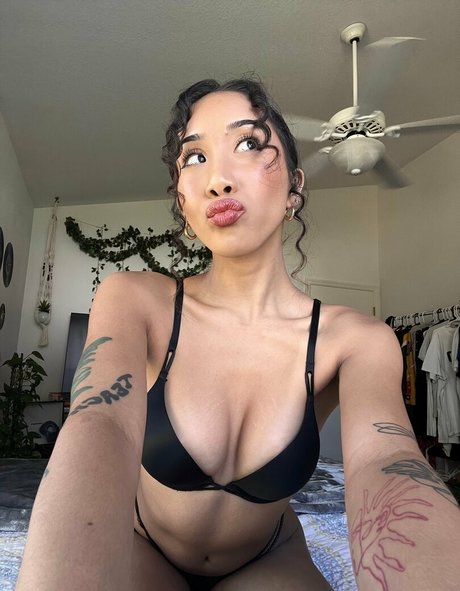 uluvzella ヌードのポルノスター 写真