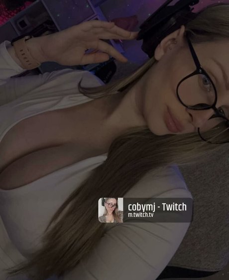 Cobyymj 裸の女優 写真