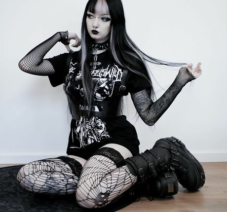 CreepyCassy アートモデル 画像