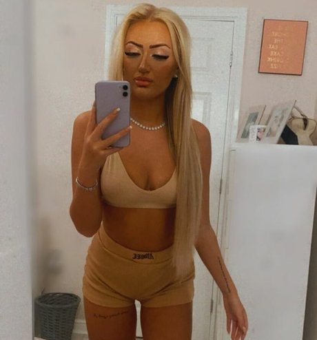 Lily Mcalpine アート女優 画像