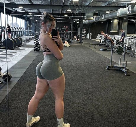 Nikita Simpson ヌードスター 写真