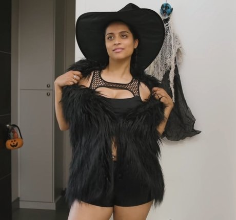 Lilly Singh ポルノスター ヌード 写真