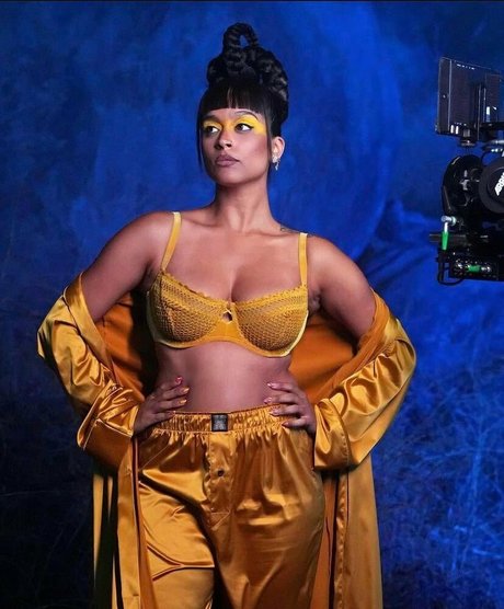 Lilly Singh スター ヌード 写真