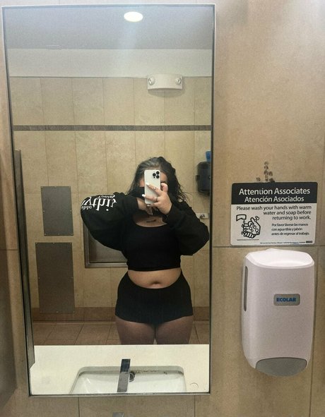 icyybabiee 裸モデル 写真