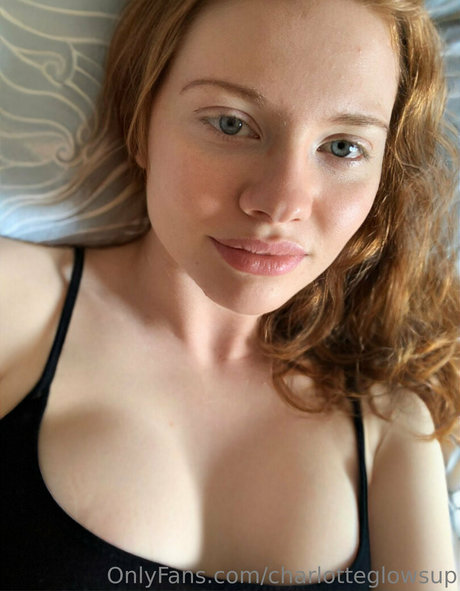 charlotteglowsup 裸のスター 写真