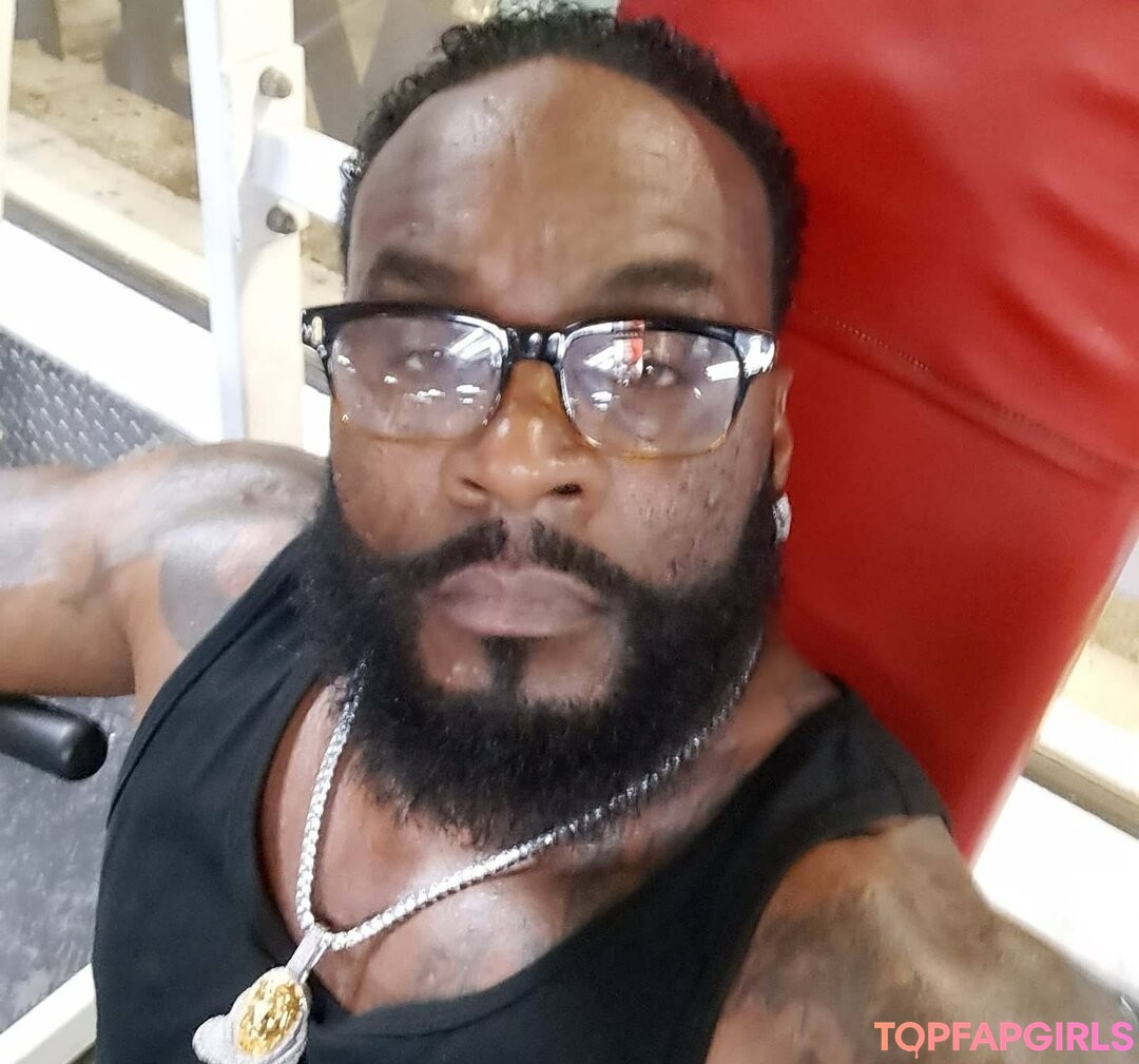 小柄な黒檀のオンリーファンズ ポルノ 画像