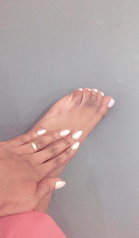 Oti Mabuse ポルノスター 高品質 写真