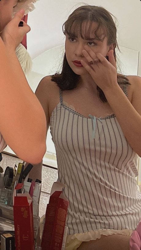 Ester Dobrik ヌードモデル 写真