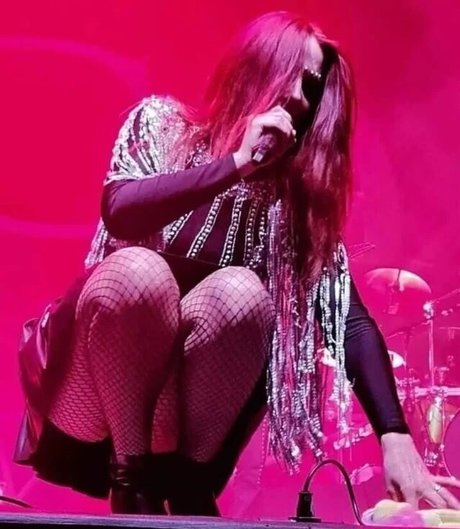 Simone Simons ヌードのポルノスター 写真