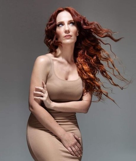 Simone Simons ホットモデル ギャラリー