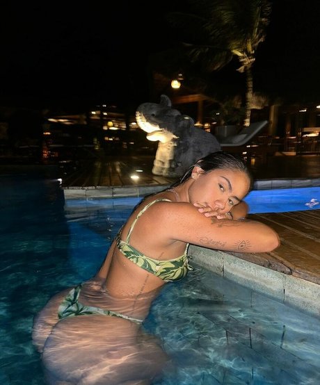 Julia Britz xxxモデル 写真