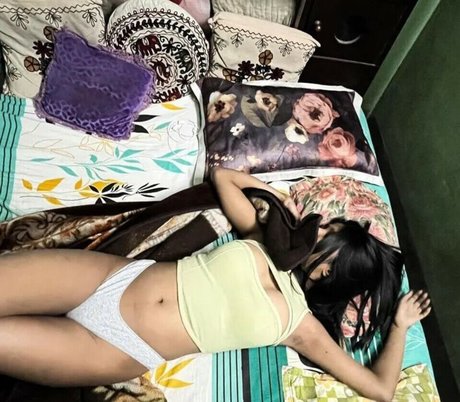 Uva Roy 裸の女優 画像
