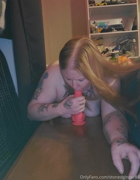stonedginger88 アダルトスター 写真