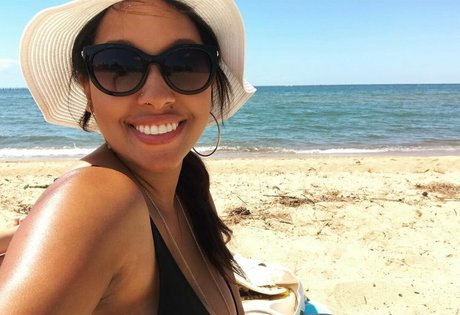 Local TV Presenters セクシーモデル 写真