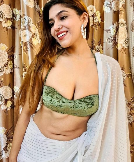 Tanya Chaudhari 可愛いモデル 写真