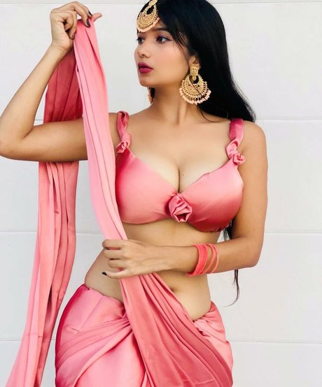 Neha Singh 完璧なスター 写真