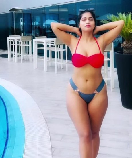Pratika Sood ホットスター 画像