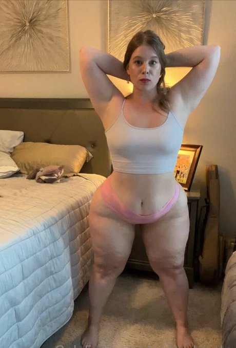 Curvy Krysta スター ヌード ギャラリー