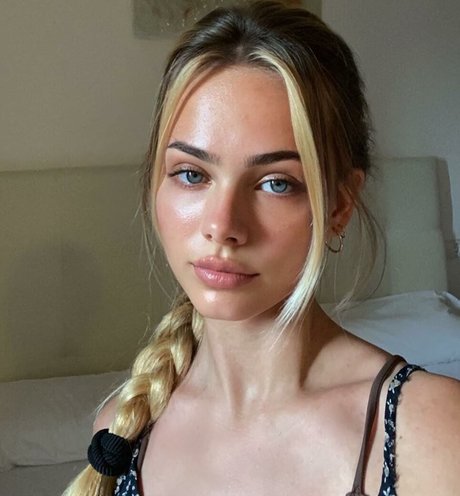 Sara Crumbleleg ホットスター 写真