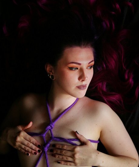 MYSTIK MINX 裸モデル 写真