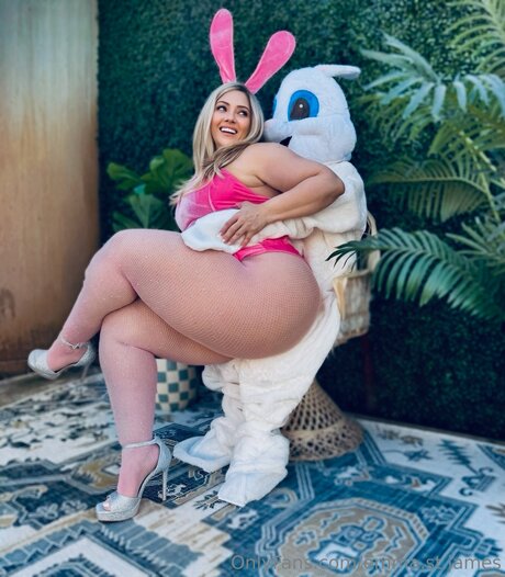 Emma St James ヌードスター 画像