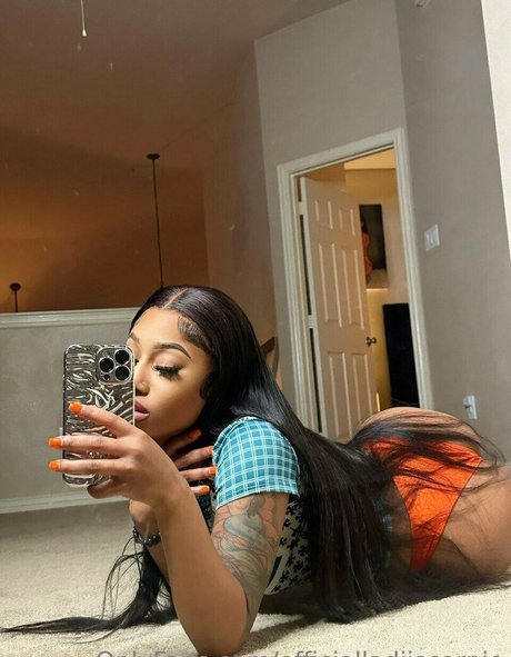 ストラップオンオンリーファンズ セクシー裸 写真