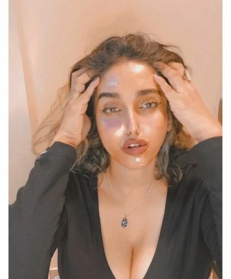 Nayoni Dutta 可愛い女優 ギャラリー