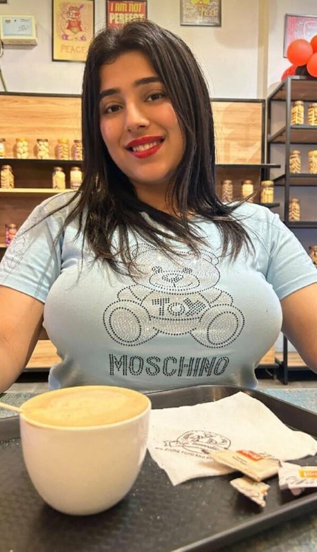 Apoorva Bhalla ポルノ女優 画像