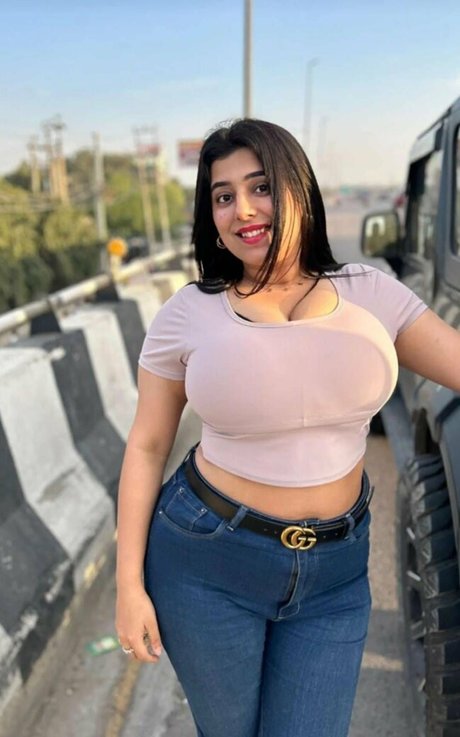 Apoorva Bhalla ヌードモデル 写真
