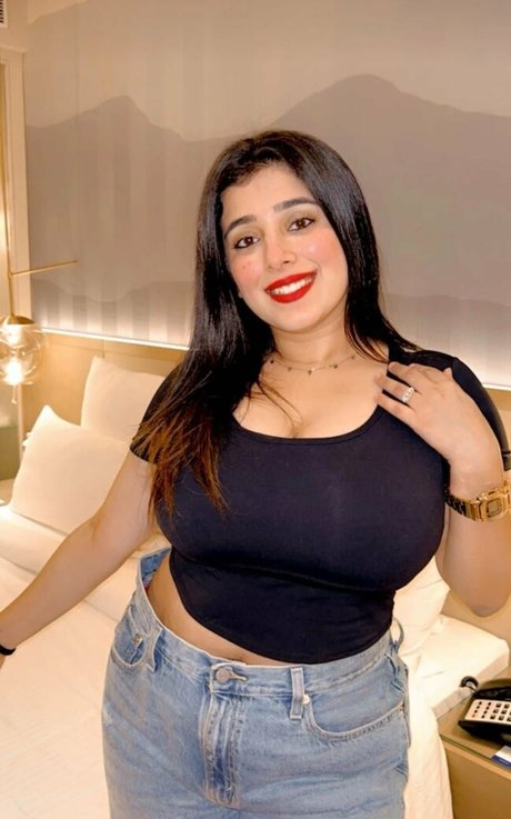 Apoorva Bhalla ポルノモデル 写真