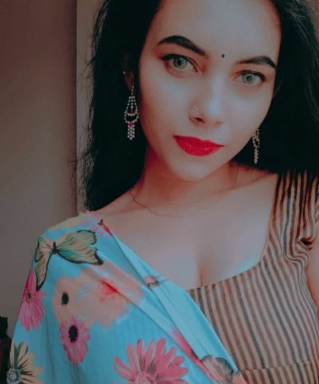 Aarohi Verma スターセックス 写真