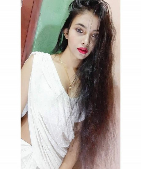 Aarohi Verma ヌード女優 ギャラリー