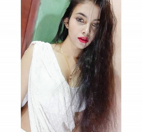 Aarohi Verma 完璧なモデル 写真