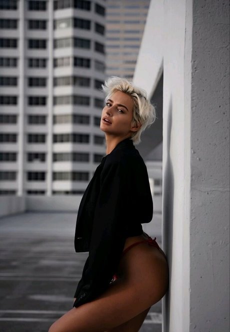 Allie Alina ポルノスター セクシー 写真