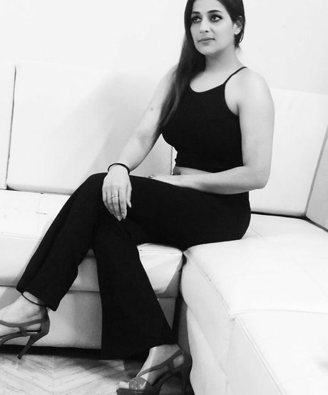 Vansheen Verma Sumbriya セクシーなポルノスター 写真