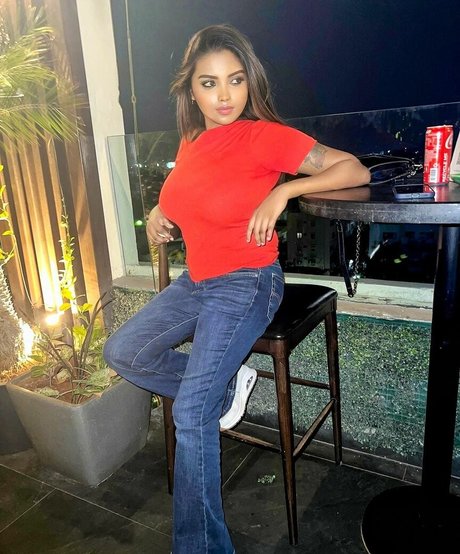 Elakkiya Rajendran 美しいモデル 写真