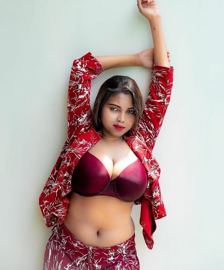 Elakkiya Rajendran 独占ポルノスター 写真